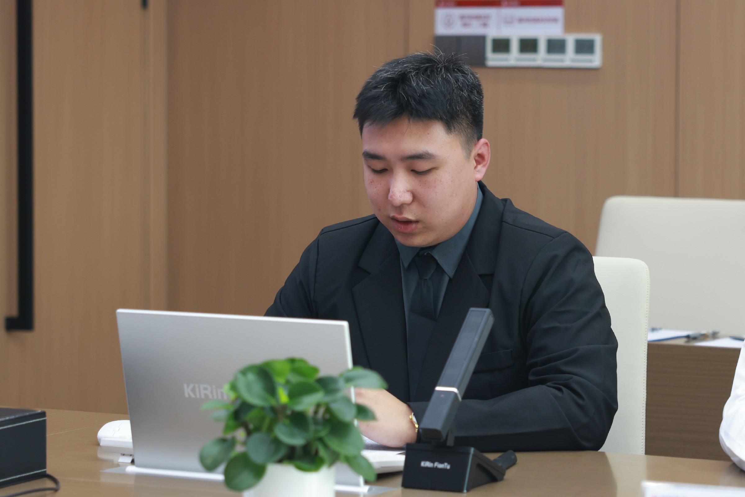 成本管控中心見(jiàn)習(xí)成本管理崗劉濟(jì)源.jpg 成本管控中心見(jiàn)習(xí)成本管理崗劉濟(jì)源.jpg