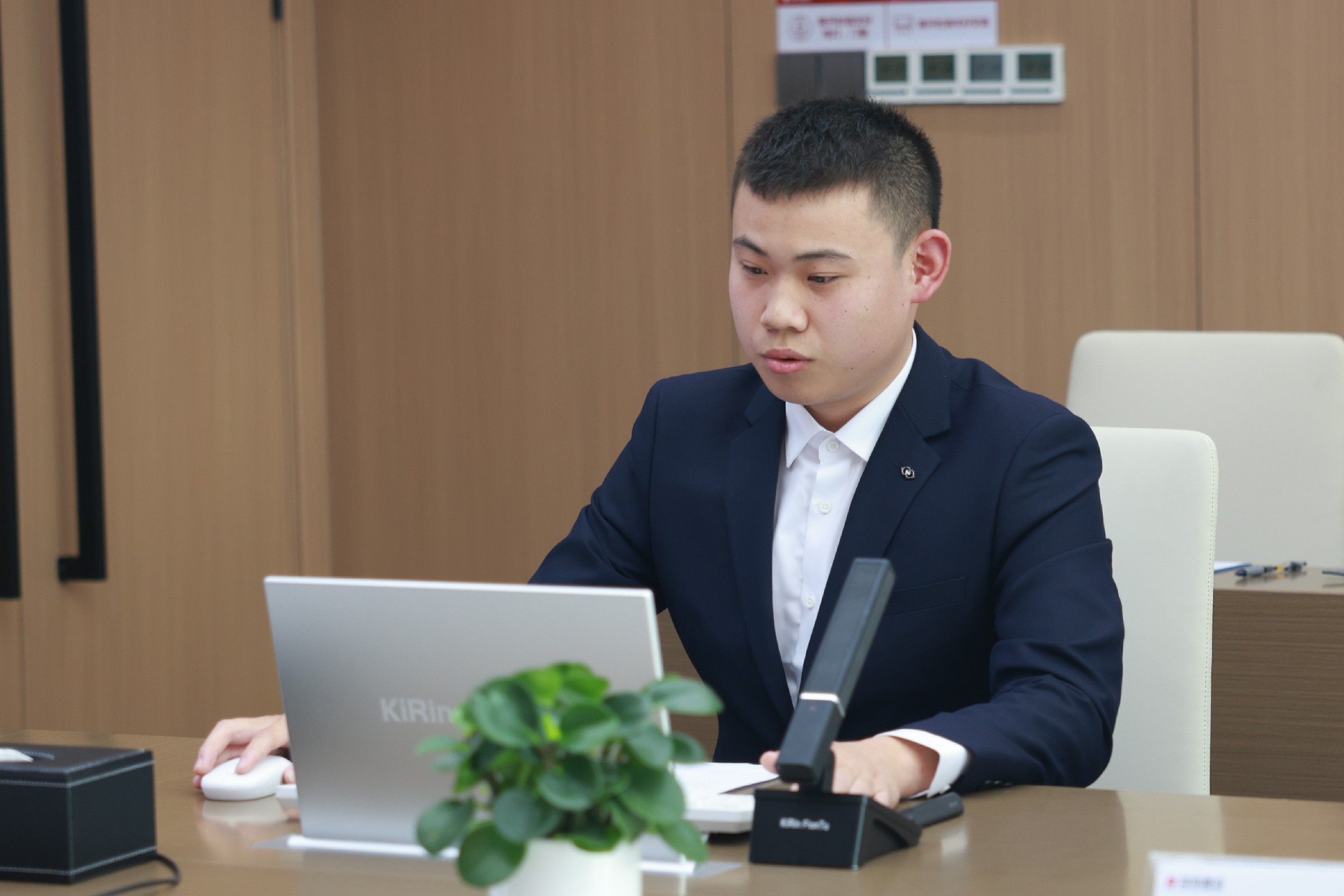 羅湖邊檢項(xiàng)目見(jiàn)習(xí)安全工程師王彬.jpg 羅湖邊檢項(xiàng)目見(jiàn)習(xí)安全工程師王彬.jpg